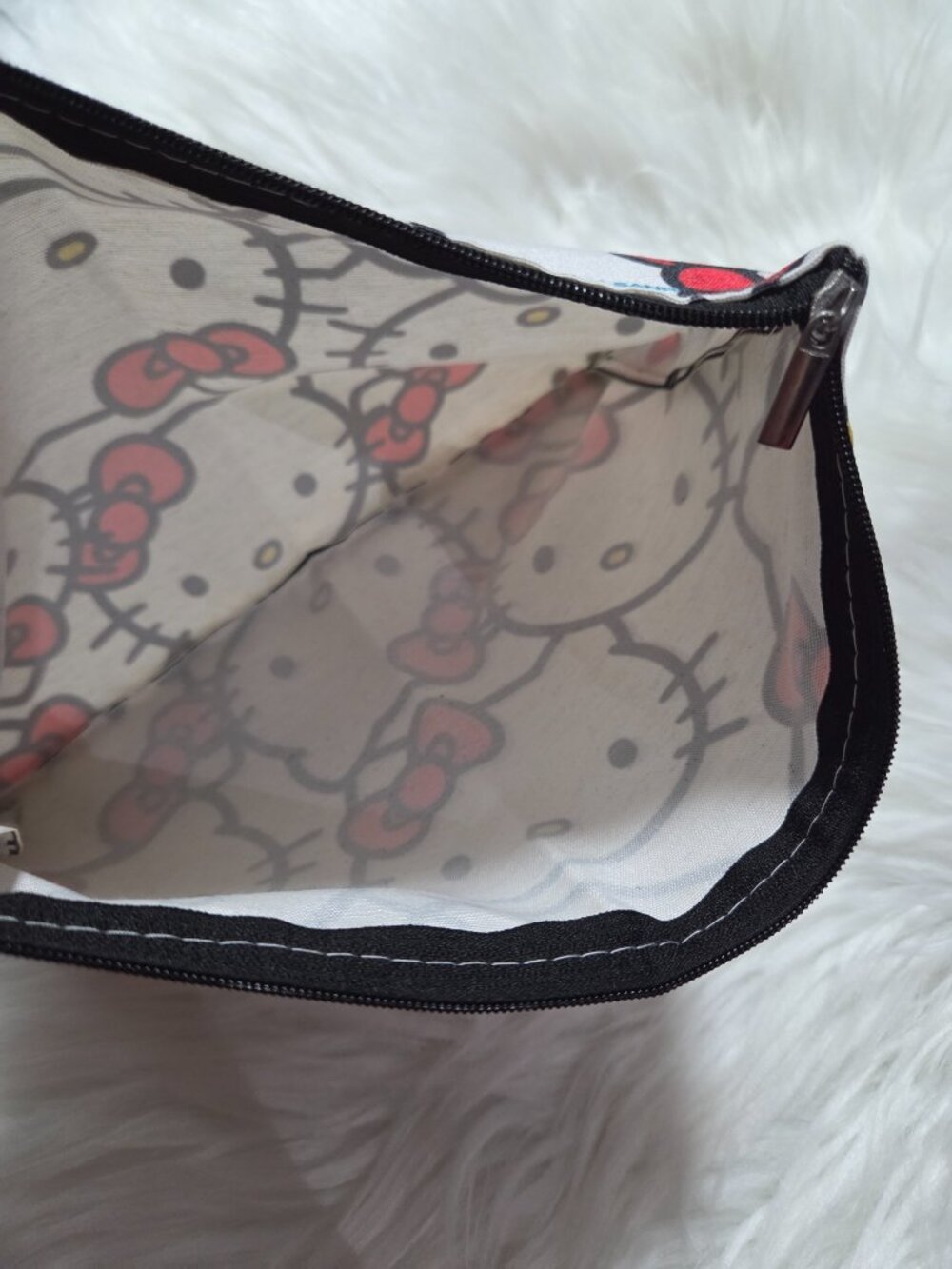 Hello Kitty Zipper Pouch - Picture 4 of 4